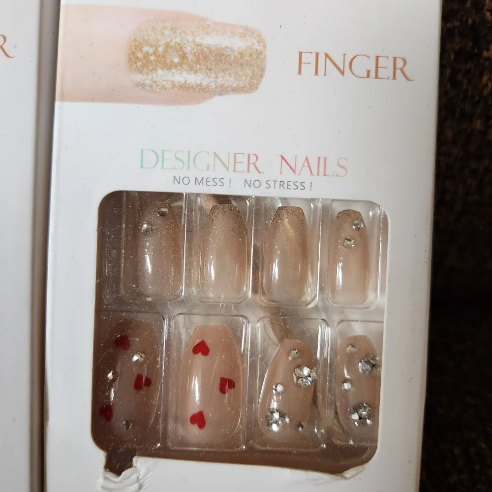Ochien Designer Press On Nails set of 2 hearts NEW